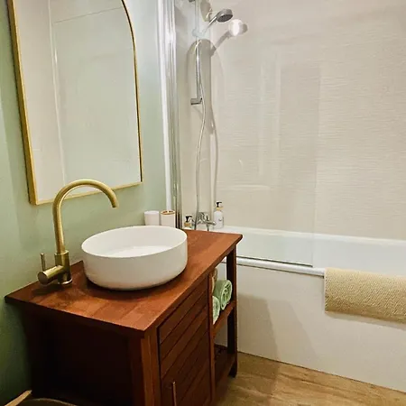 Boheme Avec Vue Sur La Cathedrale *