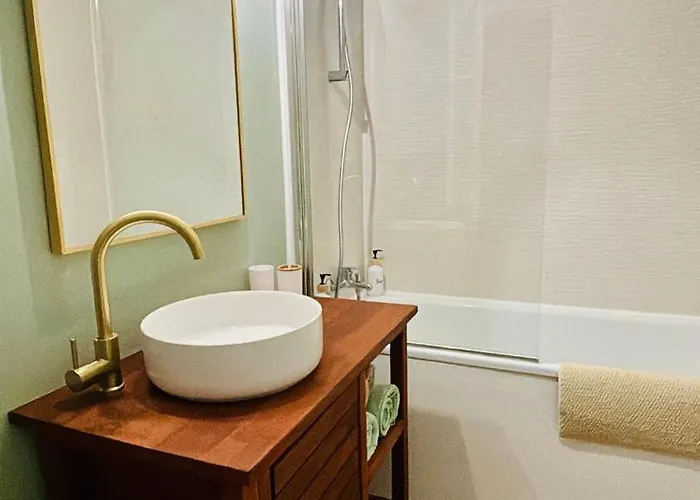 Boheme Avec Vue Sur La Cathedrale *